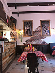 La Taverne Des Buttes Chaumont inside