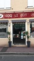 Coq Li Cot outside
