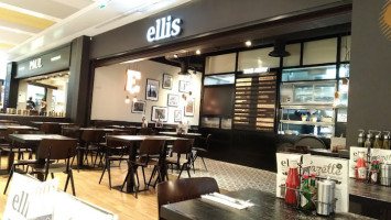 Ellis Gourmet Burger inside