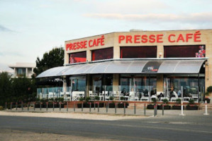 Presse Café outside