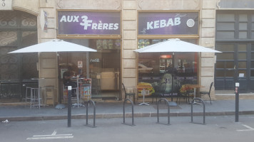 Aux 3 Freres Kebab outside