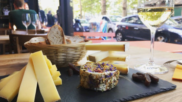 La Vache Dans Les Vignes food