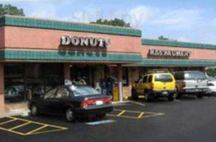 Huck Finn Donuts & Snack Shop outside