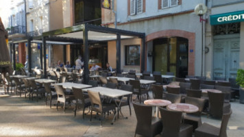 Cafe De La Halle inside