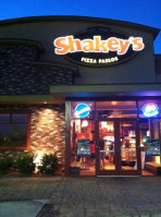 Shakey's Pizza Parlor outside