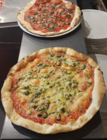 La Pizzeria food