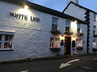 The White Lion Inn outside