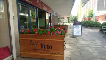 Cafe Trio outside