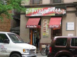 La Traviata Pizza outside