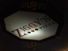 Ziggys Pizza East inside