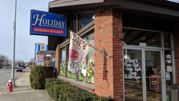 Holiday Bakery outside