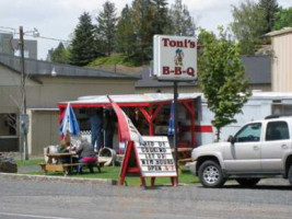 Toni's -b-que outside