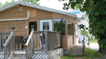 Park's Dairy Bar outside