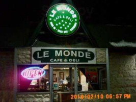 Le Monde Cafe Deli inside