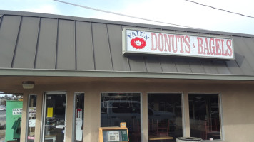 Fail's Donuts outside
