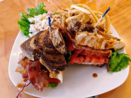 Crackers Island Grille food