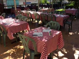 La Nappe a Carreaux food