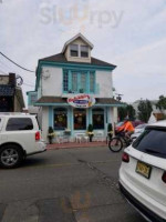 Hinlickity’s Ice Cream Parlor outside