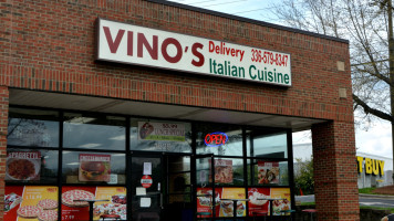 Vino's Pizzeria outside