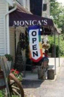 Monica's Pies outside