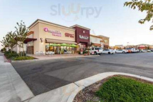 Menchie's Frozen Yogurt outside