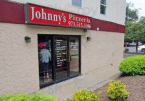 Johnny's Pizzeria outside