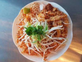 Lahn Pad Thai Downtown Express food
