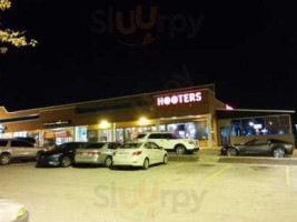 Hooters outside