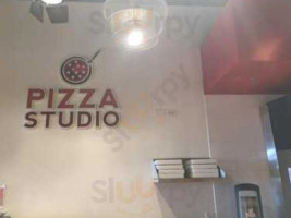Pizza Studio inside