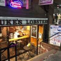 Luke's Lobster Rittenhouse inside
