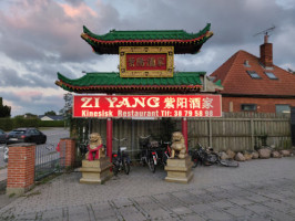 Zi Yang outside
