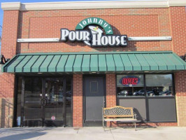 Johnny's Pour House outside