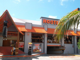 Hooters Cancun outside