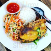 Mee Sen Thai Eatery food
