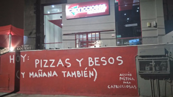 Capricciosas Pizza outside