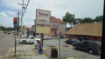 Tastee Donuts outside