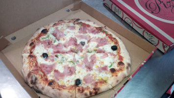 Pizza Enzo food