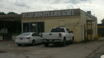 D'lux Donuts Kolaches outside