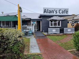 Alan's Cafe outside