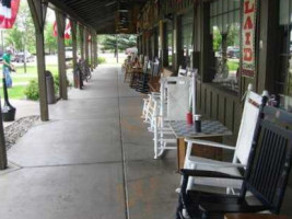 Cracker Barrel Old Country Store outside