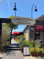 Lake Sonoma Winery outside