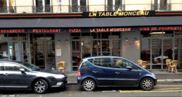 La Table Monceau outside