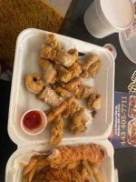 Momo's Fish, Chicken, And Subs food