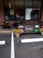 Montilio's Bakery Cake Shop outside