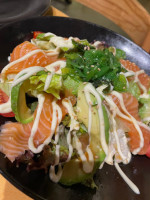 Yugo Sushi Burguer food