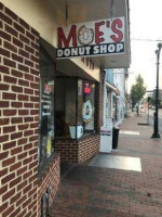 Moe's Donut Shop outside