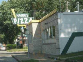 Harris Pizza outside