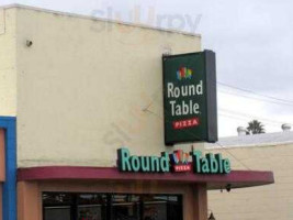 Round Table Pizza inside