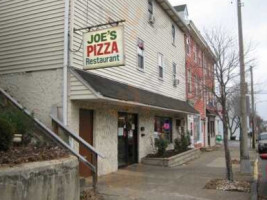 Joe's Pizza outside