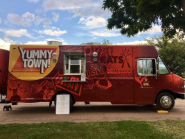 Yummytown Food Truck outside